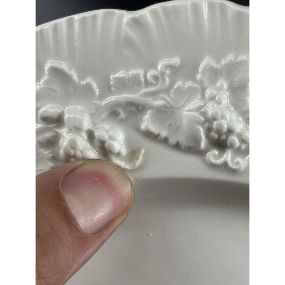 4 Wedgwood of Etruria Barlaston Queens Ware  Embossed Grapes Dinner Plates - Picture 5 of 7